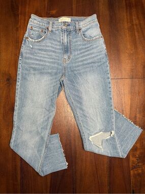 Abercrombie & Fitch 90s Straight Ultra High Rise Jeans 28S Light Wash Distressed